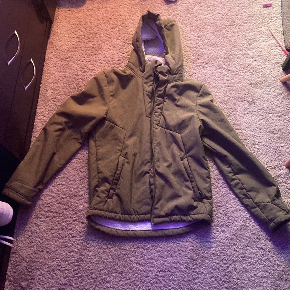 Olive green men’s champion coat in small